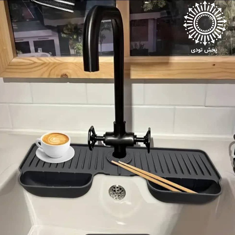 آبگیر دور شیر خورجین دار - آبگیر دور شیر خورجین دار